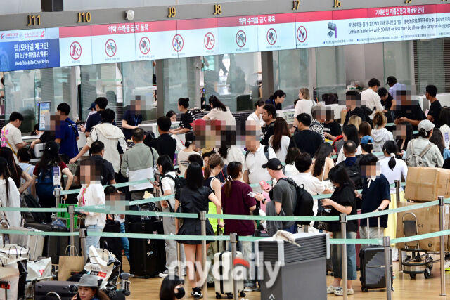여름 성수기를 맞아 관광객들로 북적이는 인천공항. /곽경훈 기자