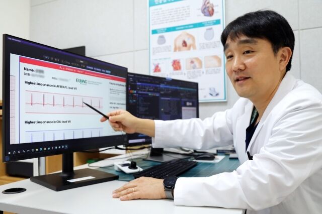 맥케이로 환자 상태 설명하는 이대목동병원 순환기내과 박준범 교수. /이대목동병원