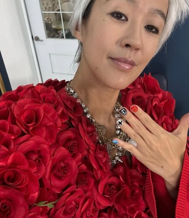 모델 겸 방송인 홍진경이 백발에 장미꽃 의상을 입은 파격적인 모습을 공개했다. /홍진경 소셜미디어