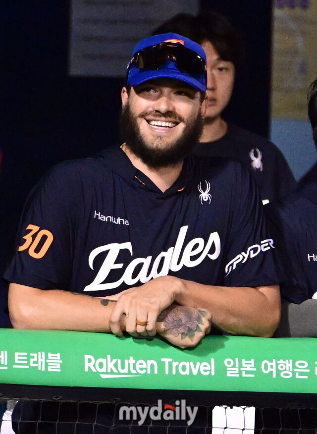 한화 폰세가 환하게 웃으며 경기를 지켜보고 있다 / 잠실 = 유진형 기자 zolong@mydaily.co.kr