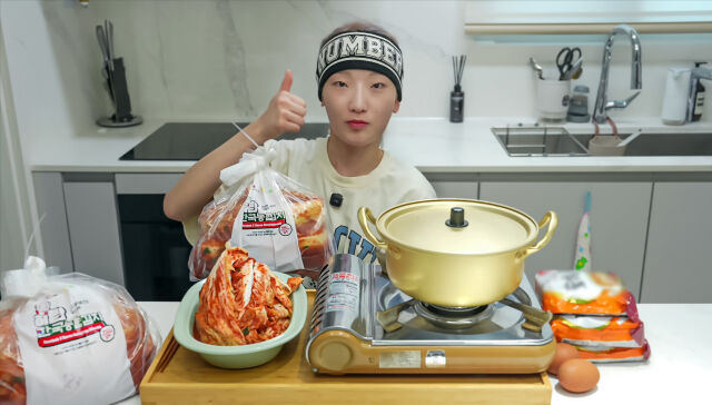 농협은 먹방 유튜버 ‘히밥, 한국농협김치’ 출시했다./농협경제지주