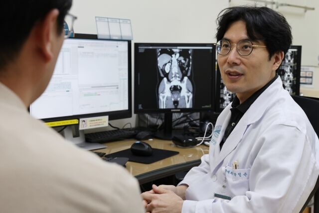 박인근 서울아산병원 종양내과 교수가 희귀 비뇨기암 환자를 진료하고 있다. /서울아산병원
