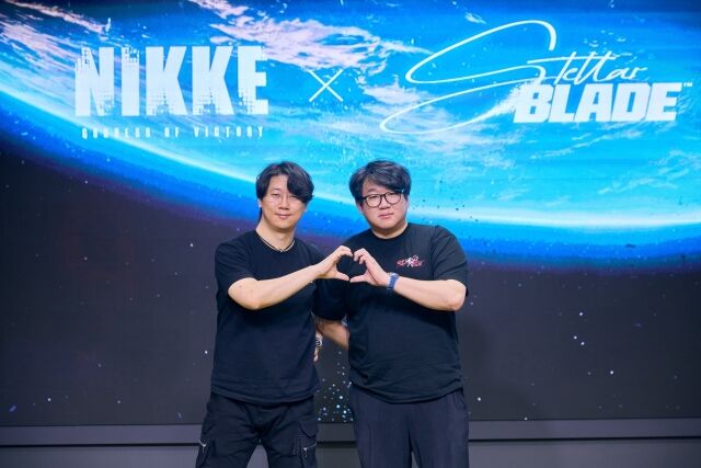 김형태 시프트업 대표(왼쪽)와 유형석 니케 디렉터가 기념촬영을 하고 있다. /시프트업