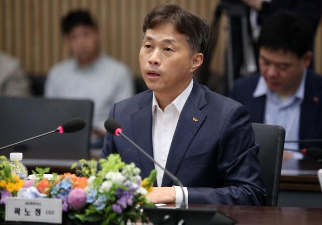 곽노정 SK하이닉스 최고경영자(CEO)는 이날 오후 2시 '더 소통 행사'를 열고 직원들과의 소통하는 시간을 갖는다. 행사 이후 3시 노조 총력 투쟁 결의대회가 예고돼 있어 노사 갈등의 핵심이 되고 있는 '성과급 규모'에 대한 사측 입장 변화가 주목되고 있다. /뉴시스
