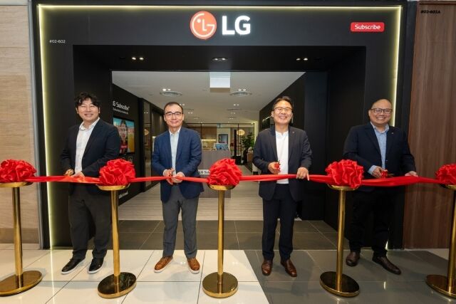 LG전자가 최근 싱가포르에서 구독 전용 브랜드샵을 첫 오픈하고 서비스를 본격 론칭하는 등 글로벌 구독 사업 확대에 속도를 내고 있다. LG전자 관계자들이 싱가포르 구독 전용 브랜드샵 오픈을 기념하고 있다. /LG전자
