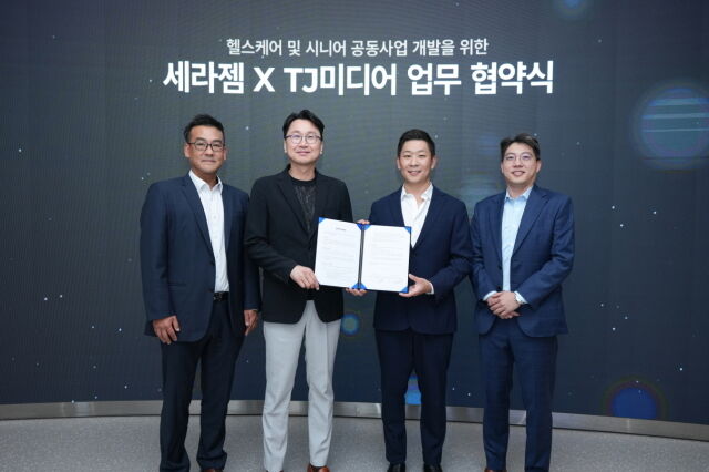 12일 서울 강남구 센터필드 서울타운에서 열린 협약식에 왼쪽부터 조용준 세라젬 미래전략추진단 전무, 이경수 대표이사 사장, 윤나라 티제이미디어 대표, 윤재용 전략기획본부 이사가 기념촬영을 하고 있다. /세라젬