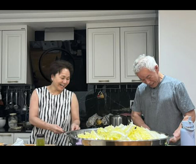 이경실이 남편과 수박 물김치를 담갔다. / 이경실 소셜미디어