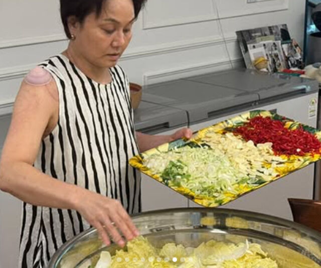 이경실이 어깨에 부항을 뜨고 김치를 담그고 있다. / 이경실 소셜미디어