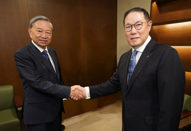 연세대학교가 지난 11일 또 럼 베트남 공산당 중앙집행위원회 서기장에게 명예정치학 박사 학위를 수여한 가운데 조현상 HS효성 부회장의 추천과 적극적 지원이 주목받고 있다. 조현상 HS효성 부회장(오른쪽)이 박사 학위 수여식에서 또 럼 베트남 공산당 서기장과 악수하는 모습. /HS효성