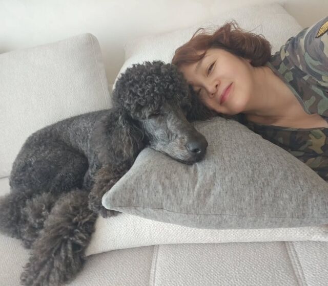 배우 이승연이 반려견과 한 베개에 누워 있는 모습. /이승연 소셜미디어