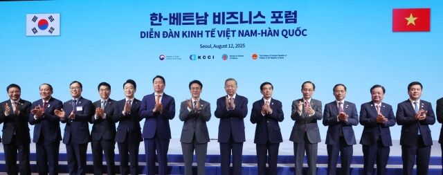 김민석 국무총리(가운데 왼쪽)와 또 럼 베트남 당 서기장(가운데 오른쪽)이 12일 서울 중구 롯데호텔에서 열린 한-베트남 비즈니스 포럼에서 최태원 대한상공회의소 회장 등 참석자들과 기념촬영 하고 있다. /뉴시
