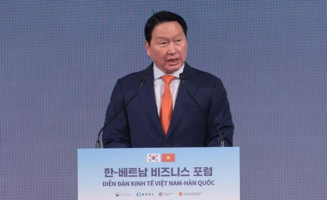 최태원 대한상공회의소 회장이 12일 서울 중구 롯데호텔에서 열린 한-베트남 비즈니스 포럼에서 개회사를 하고 있다. /뉴시스