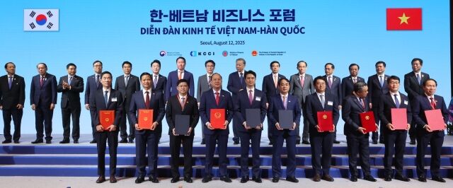 서울 중구 롯데호텔에서 열린 한-베트남 비즈니스 포럼 참석자들이 기업 MOU 기념촬영을 하고 있다. /뉴시스