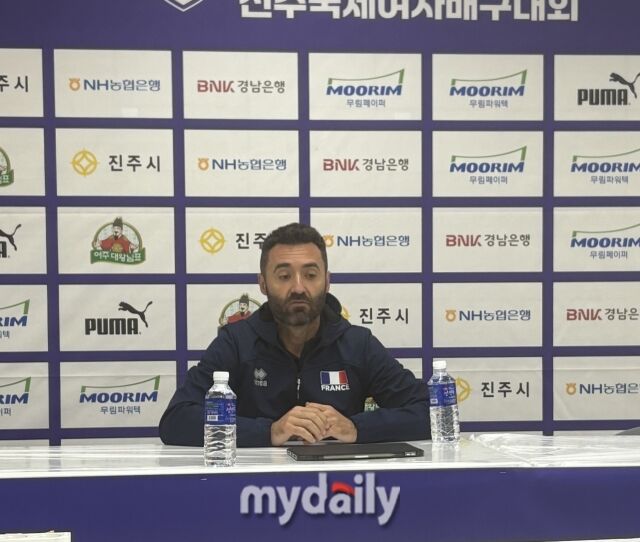 인터뷰에 임하는 세자르 에르난데스 감독./진주=김희수 기자