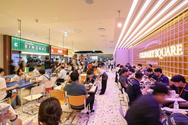 인천국제공항 제2터미널 푸드코트 ‘컬리너리스퀘어’에서 여행객들이 식사를 하고 있다./아워홈