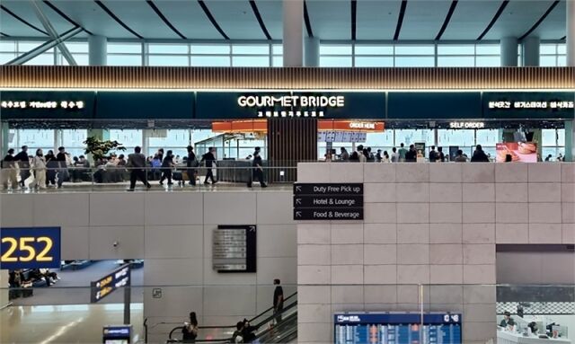 CJ프레시웨이가 지난 1월 개장한 ‘고메브릿지 인천공항 2터미널 중앙점.’/CJ프레시웨이