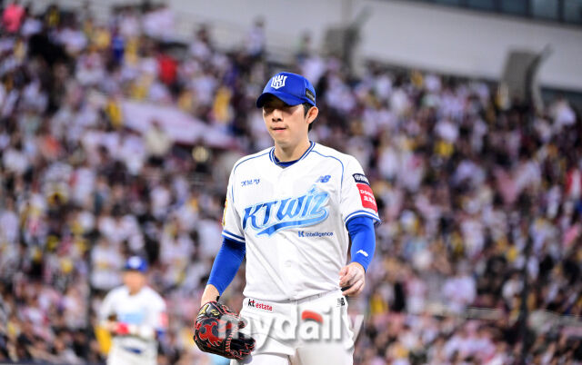 2025년 8월 12일 오후 경기도 수원KT위즈파크에서 열린 '2025 신한 SOL뱅크 KBO 리그' LG 트윈스와 KT 위즈의 경기 KT 선발투수 오원석이 5이닝 3실점 투구를 한 뒤 더그아웃으로 들어가고 있다./수원=유진형 기자