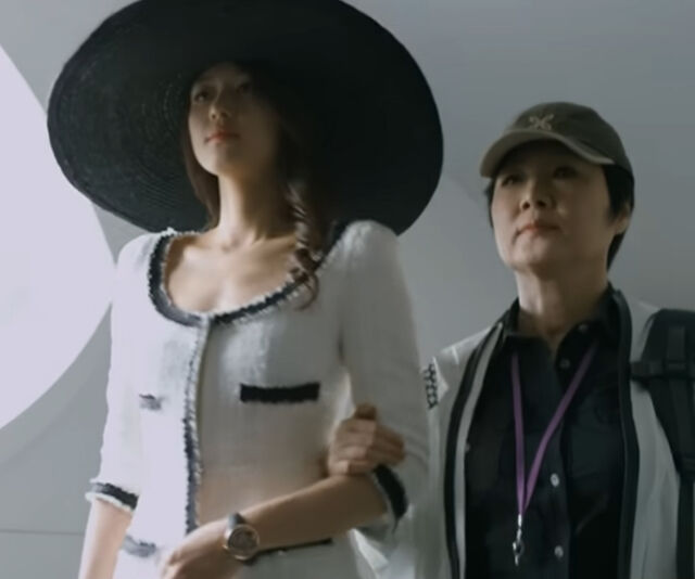 전지현이 명품 샤넬 가품 의상을 입고 열연을 펼치고 있다. / 영화 '도둑들'