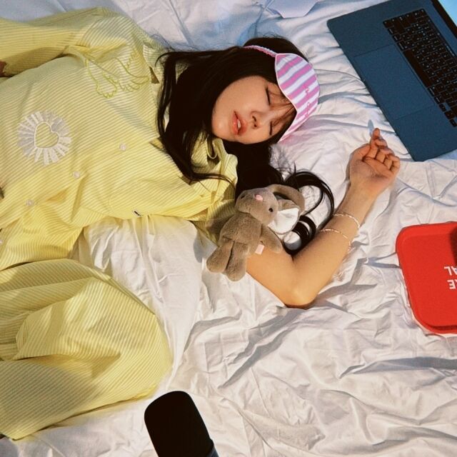 배우 윤은혜가 잠자는 모습을 연출했다. /윤은혜 소셜미디어