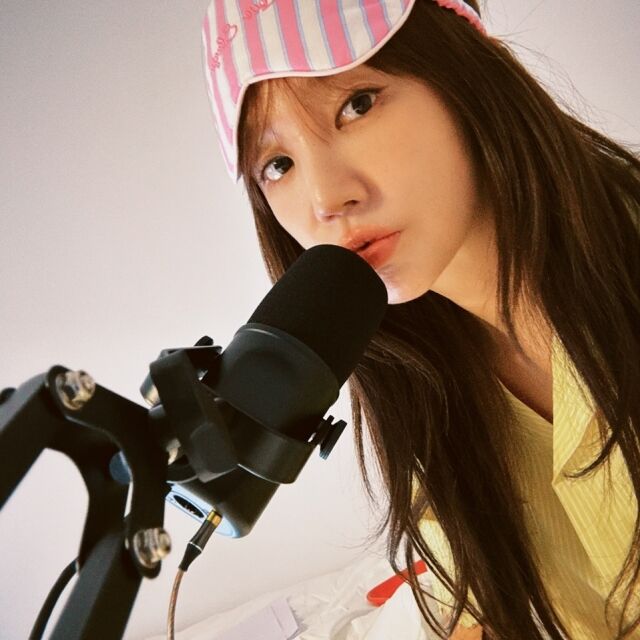 배우 윤은혜가 유튜브 방송을 하는 모습. /윤은혜 소셜미디어