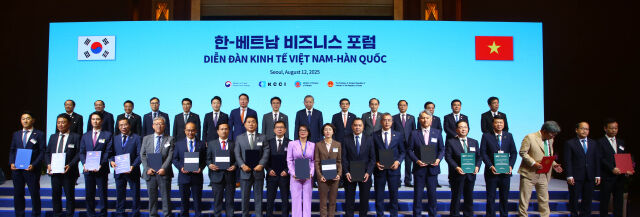 지난 12일 서울 롯데호텔에서 열린 한-베트남 비즈니스 포럼에서 송미선 하나투어 대표이사(앞줄 오른쪽부터 9번째)가 기념촬영을 하고 있다. /하나투어