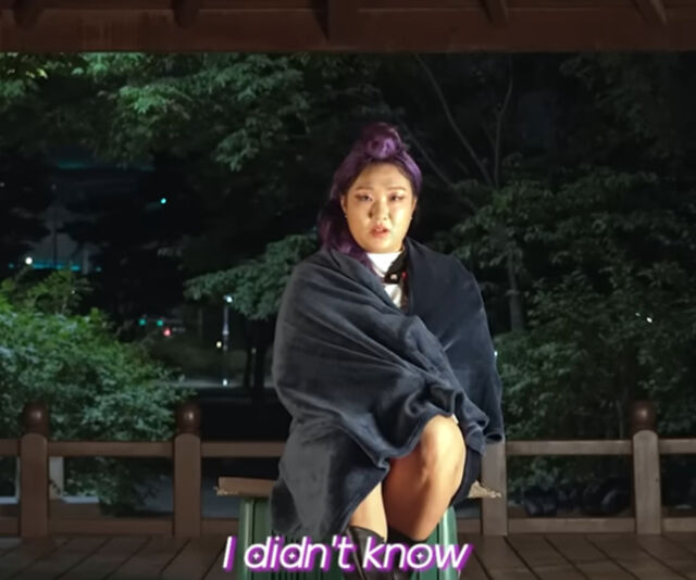 이수지가 길거리에서 분장을 하고 '골든'을 부르고 있다. / 유튜브 '핫이슈지'