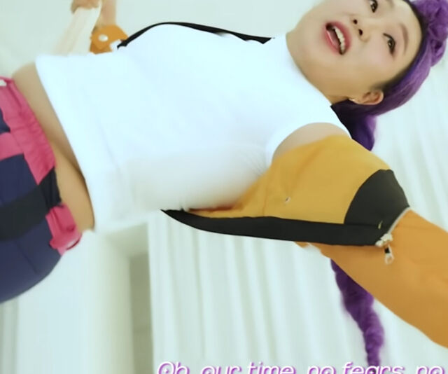 이수지가 플라잉 요가를 하며 노래를 부르고 있다. / 유튜브 '핫이슈지'