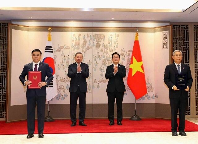 한국전력과 베트남 국가에너지산업공사(PVN)가 지난 11일 용산 대통령실에서 ‘원전분야 인력양성을 위한 양해각서(MOU)’를 체결했다. (왼쪽부터)레 마잉 훙 베트남 PVN 회장, 또 럼 베트남 공산당 서기장, 이재명 대통령, 김동철 한국전력 사장. /한국전력