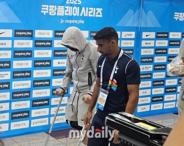 제임스 매디슨이 목발을 짚고 서울월드컵경기장을 떠나고 있다./마이데일리