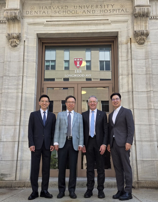 연세대 치과대학 치주과학교실 차재국 교수(왼쪽부터), 정영수 학장, 하버드대 William V.Giannobile 치과대학장과 Sang J.Lee 교수. /연세대학교 의료원
