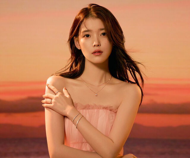 가수 겸 배우 아이유 행복의 조각 '모자이크' 컬렉션 / 제이에스티나