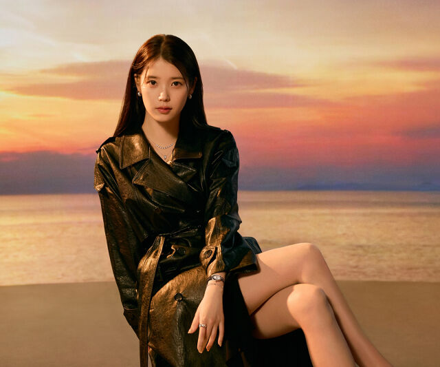 가수 겸 배우 아이유 행복의 조각 '모자이크' 컬렉션 / 제이에스티나