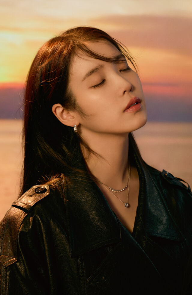 가수 겸 배우 아이유 행복의 조각 '모자이크' 컬렉션 / 제이에스티나