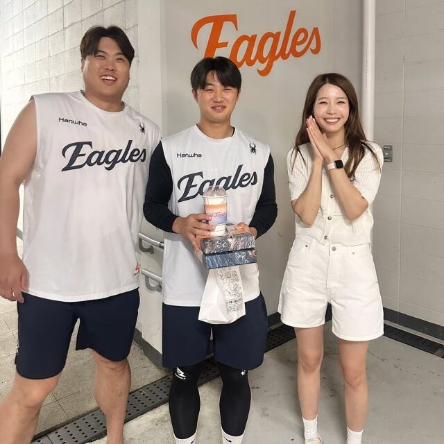 한화이글스 류현진의 아내 배지현이 포스팅 한 '특별한 가족사진'. 왼쪽부터 류현진, 이원석, 배지현. /배지현 소셜미디어