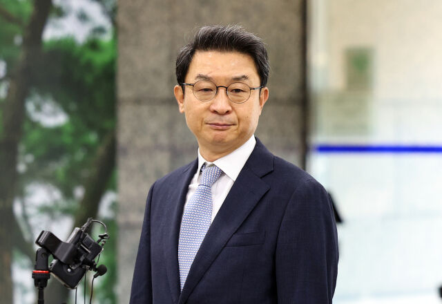이억원 금융위원장 후보자가 14일 서울 중구 예금보험공사에 차려진 인사청문회 준비 사무실로 첫 출근하며 기자들의 질문을 듣고 있다./뉴시스