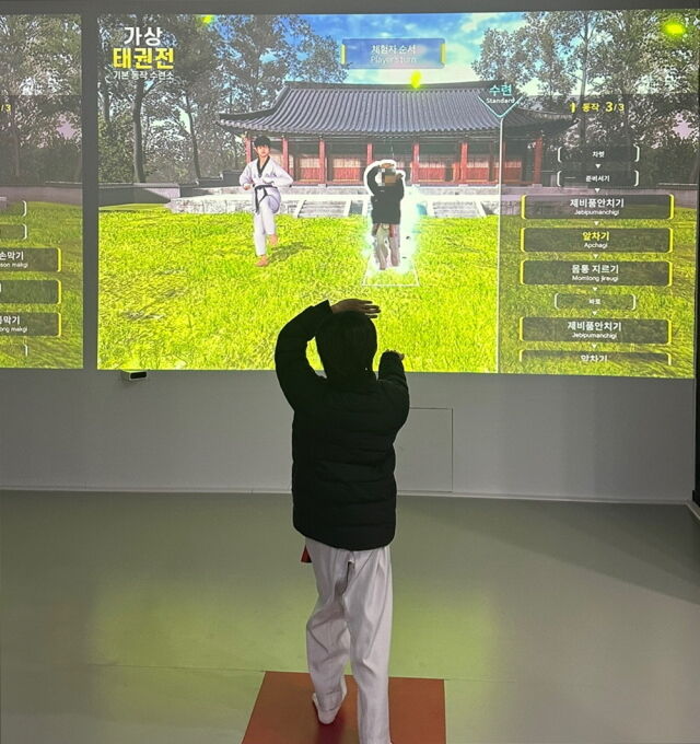 한 어린이가 태권도원 체험관 얍에서 증강현실 콘텐츠인 '가상 태권전'을 체험하고 있다. /태권도진흥재단 제공