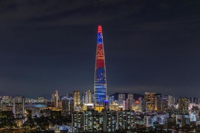 롯데월드타워 광복절 미디어파사드. /롯데물산