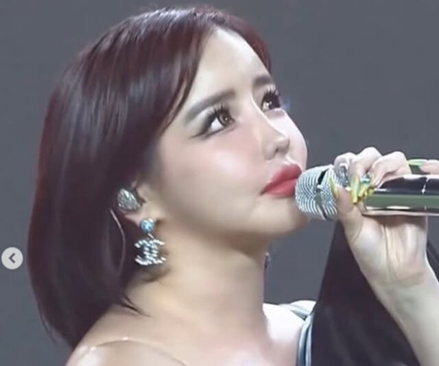 박봄이 토터넘 홋스퍼와 뉴캐슬 유나이티드 FC 친선 경기에서 공연을 펼쳤다. / 박봄 소셜미디어 