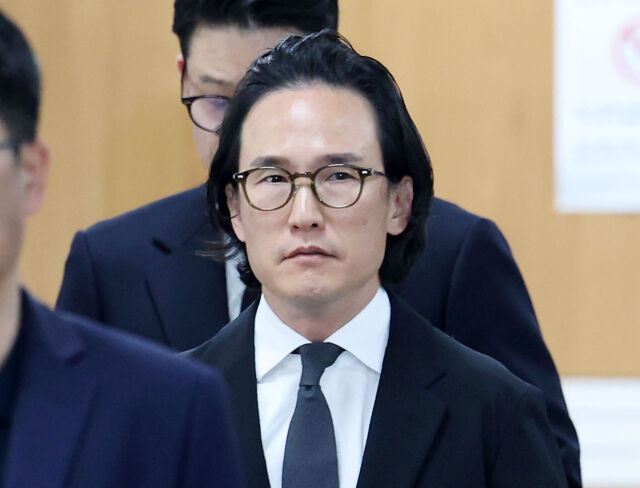조현범 한국앤컴퍼니그룹 회장이 지난 5월 29일 서울 서초구 서울중앙지방법원에서 열린 200억원대 횡령·배임 혐의 관련 선고 공판에 출석하고 있다. /뉴시스