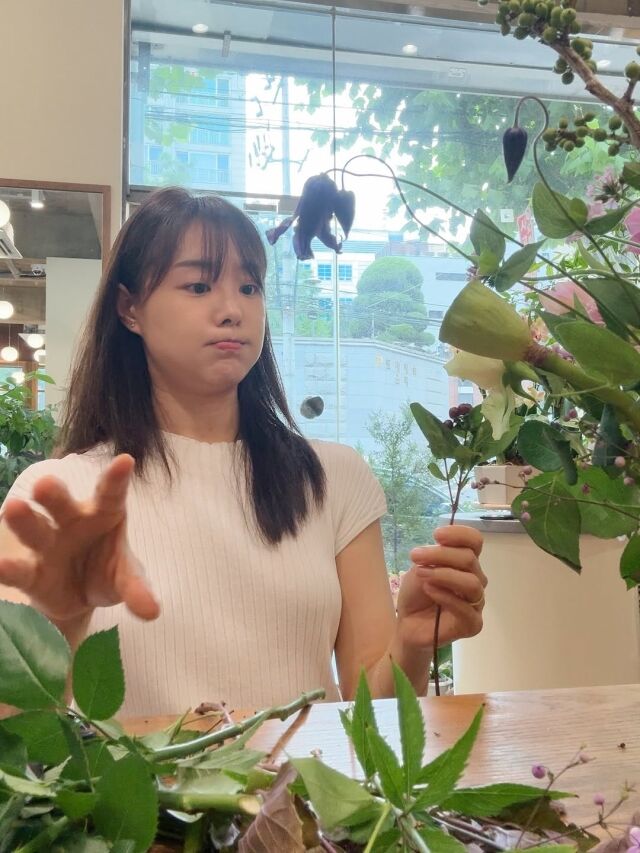 시크릿 출신 송지은이 '꽃 수업'을 하고 있는 모습. / 송지은 소셜미디어