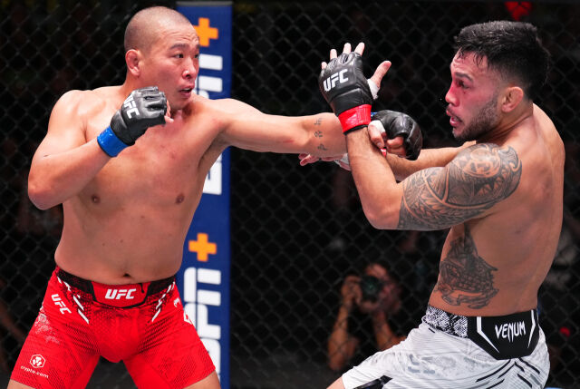 상대에게 펀치를 날리는 박준용(왼쪽). /UFC 제공