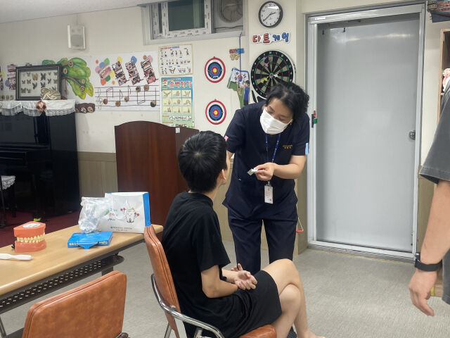 한 강사가 대상자 구강 상태를 살피고 있다. /영양군