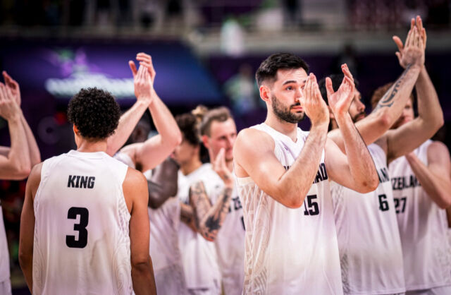 뉴질랜드 선수들이 15일 레바논을 꺾고 준결승행에 오른 뒤 박수를 치고 있다. /FIBA 제공