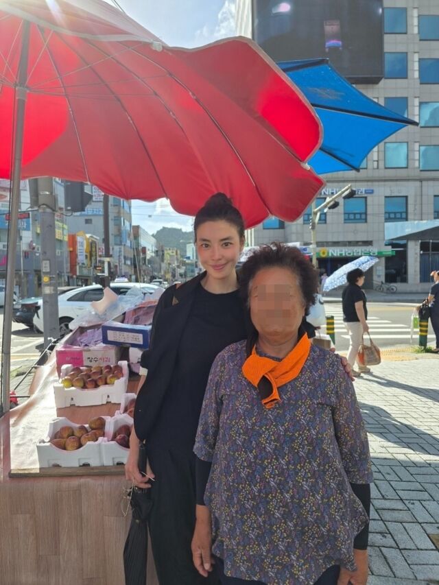 전남국제수묵비엔날레 준비로 목포에 온 김규리가 무화과 판매하시는 분과 포즈를 취했다. /김규리 소셜미디어
