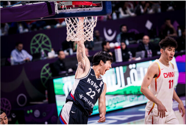 여준석(왼쪽 22번)이 중국전에서 덩크를 터뜨리고 있다. /FIBA 제공