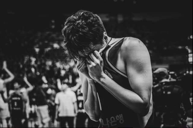 이현중이 중국전 패배 후 아쉬워하고 있다. /FIBA 제공