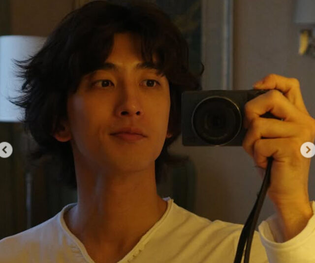 최정훈이 자신의 모습을 카메라에 셀카로 담고 있다. / 최정훈 소셜미디어 