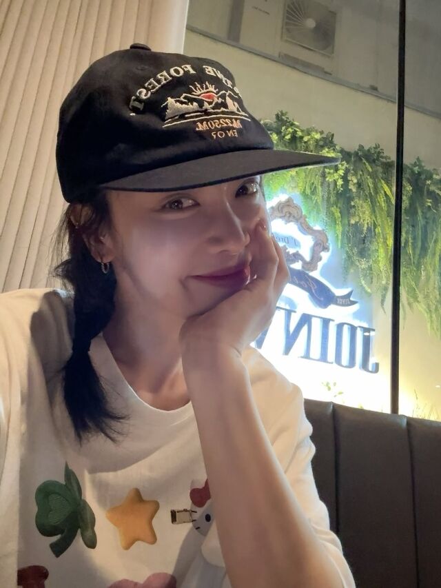 배우 김히어라가 뮤지컬 '프라다' 공연 중에도 짬을 내 망중한을 즐기고 있다. /김히어라 소셜미디어