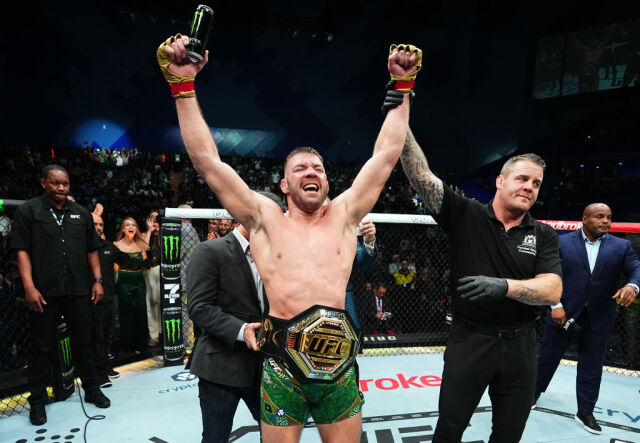 UFC 미들급 챔피언 벨트를 허리에 두르고 환호하는 두 플레시스. /UFC 제공