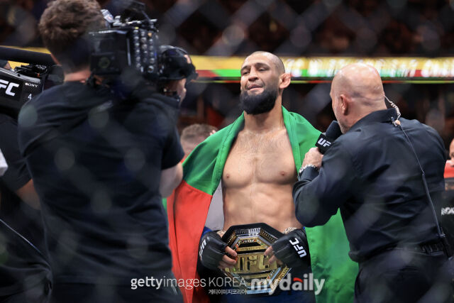 17일 UFC 319에서 두 플레시스를 꺾고 미들급 챔피언 벨트를 허리에 두른 치마예프. /게티이미지코리아